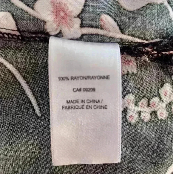 Cleo Women's XS Blouse with  Flowered Design - Picture 7 of 7